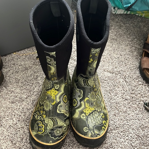 Perhaps the most comfortable rain boots I’ve ever had. Super easy to pull on. - Picture 1 of 7